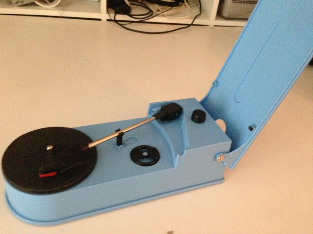 Sylvania Portable Turntable USB Encoding! USB or Battery Powered! STT008USB-BLUE