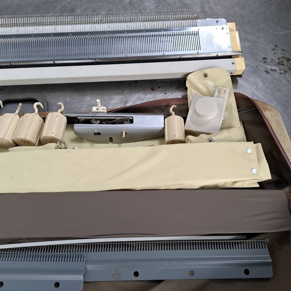 Silver Reed SRJ70 knitting machine 4.5 mm Jacquard Rib Knitter Maintained