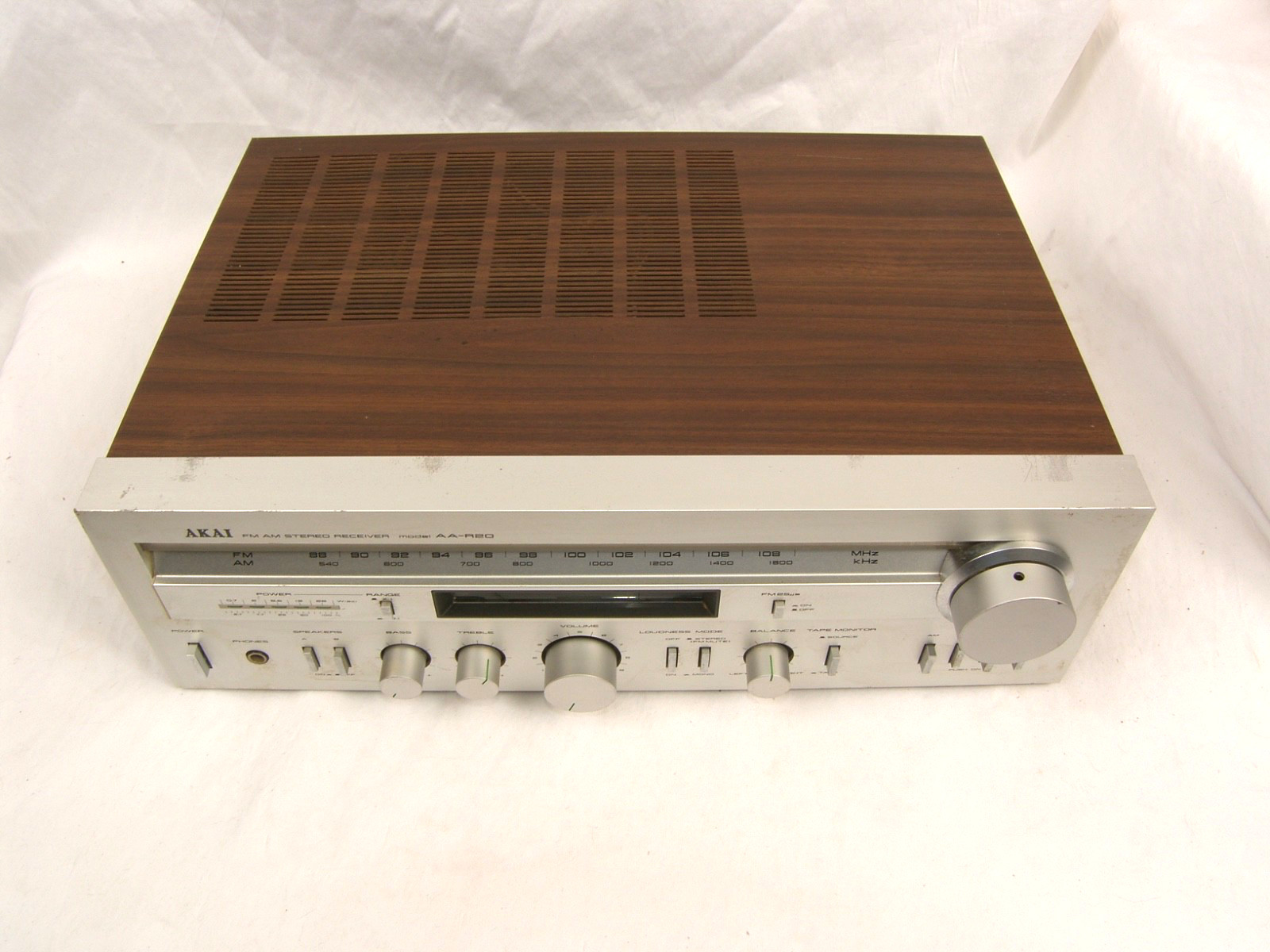 Akai AA-R20 AM/FM Stereo Receiver 26 Watts (Circa 1980) Silver Face Works Tested