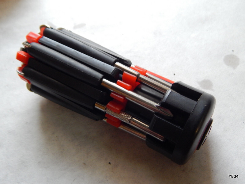 8 in 1 Combination Screwdriver and Flashlight FZ-985