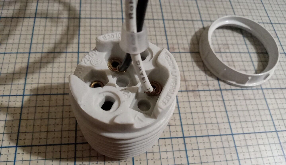 Porcelain Threaded Medium Lamp Holder Replacement with Ring and 18 AWG Wire