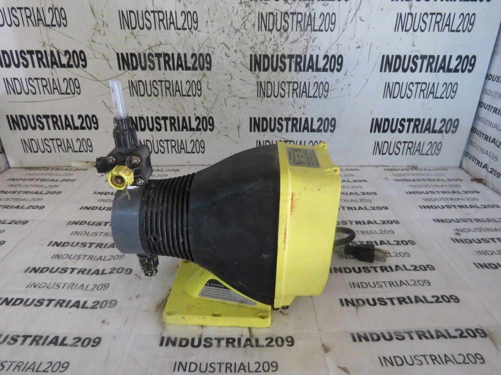 LMI DOSING PUMP AA151-498SI USED