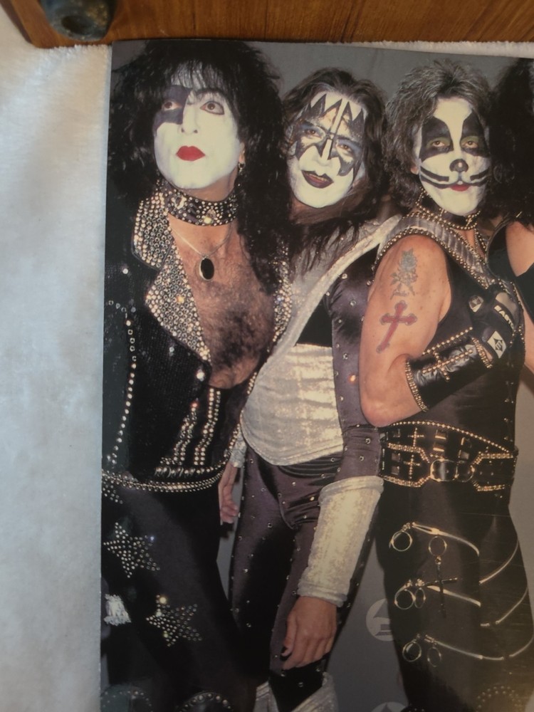 KISS LIVE SIGNED BY GENE SIMMONS MAGAZINE UK IMPORT, 1996