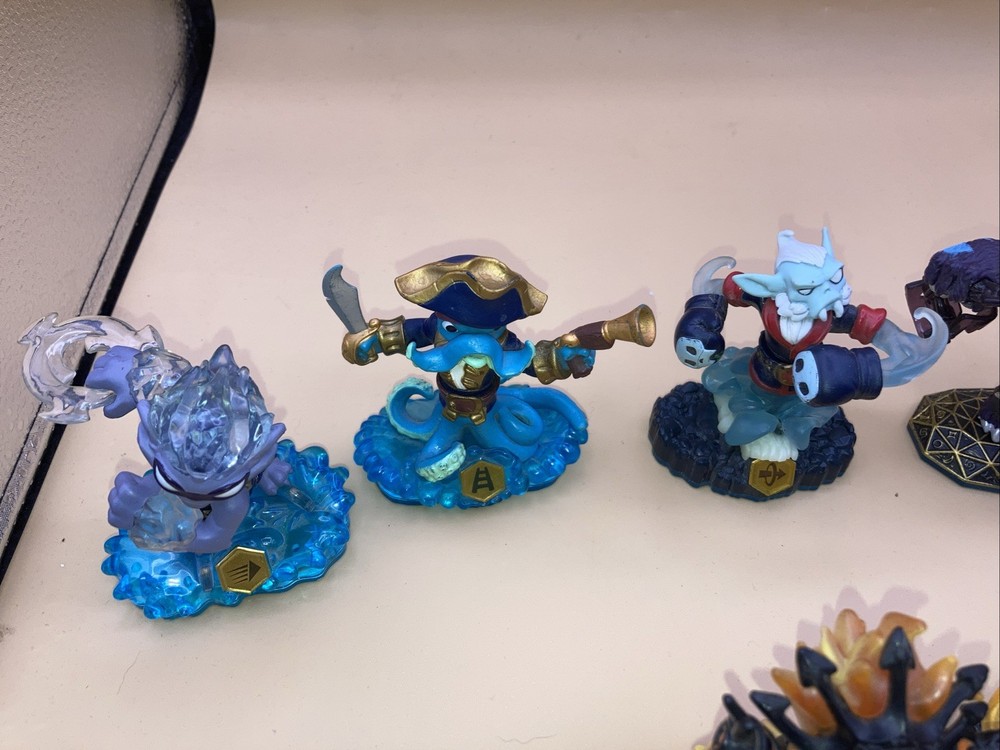 8 Skylanders Figure Lot