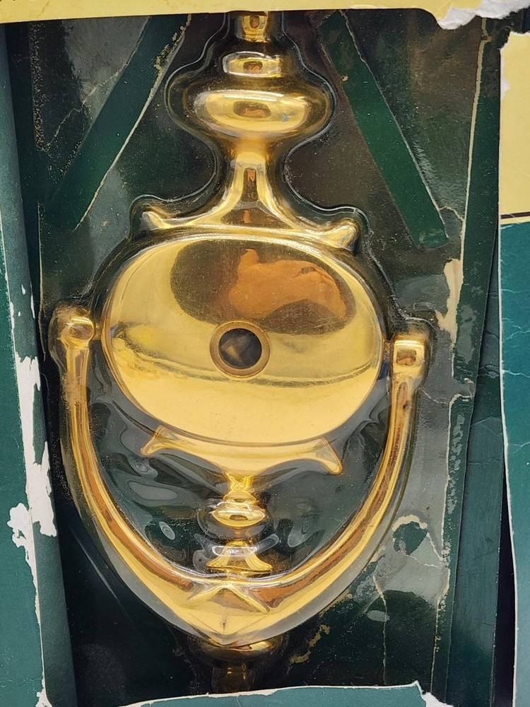 BRAINERD MFG CO SOLID BRASS DOOR KNOCKER, BRIGHT BRASS PEEP HOLE CENTER