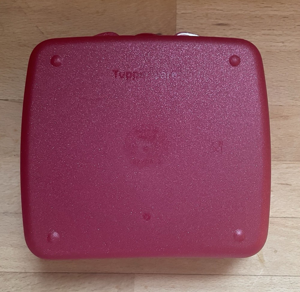 Tupperware SNOW WHITE Sandwich Keeper…#8220A
