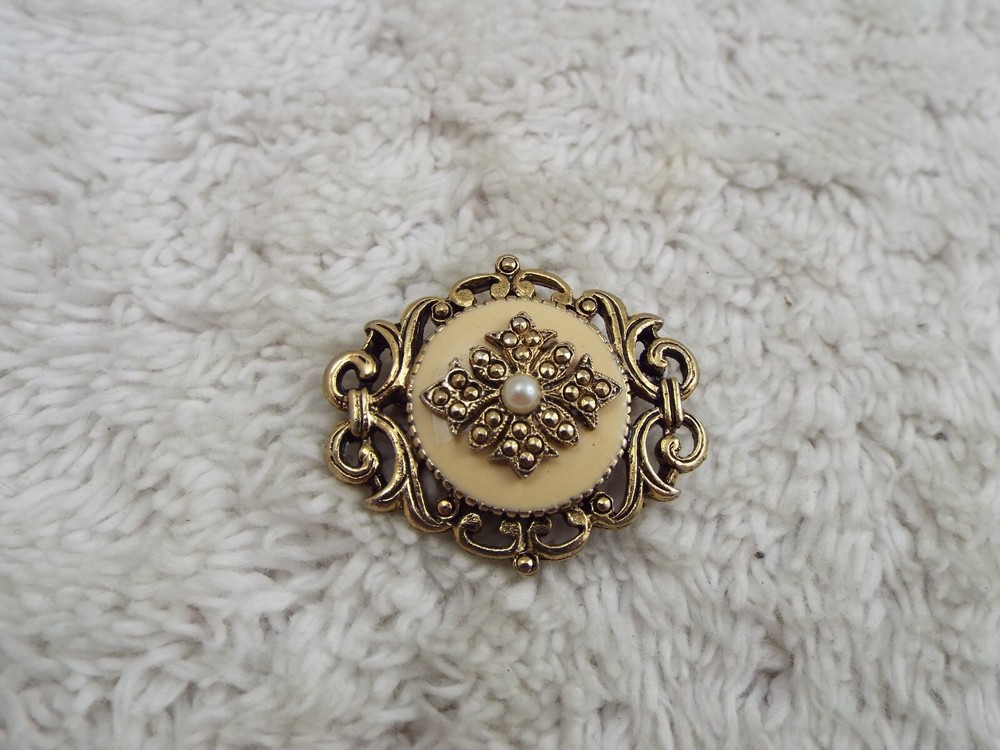Goldtone Cream Pin (K14)