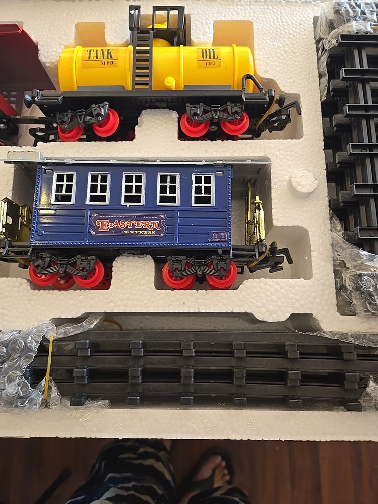 TRADITIONAL EASTERN EXPRESS BATTERY OPERATED MODEL TRAIN & TRACKS SET