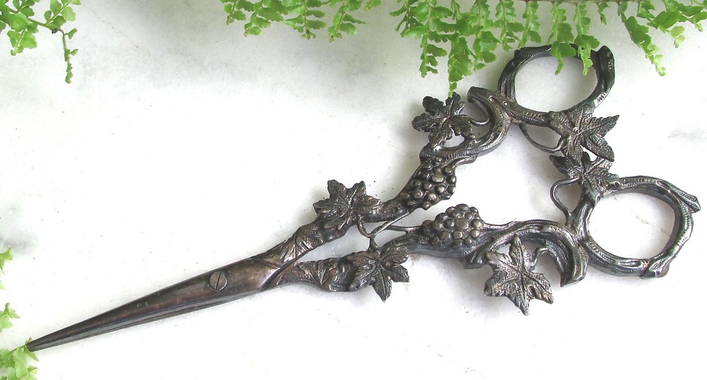 BEAUTIFUL ANTIQUE SILVER GRAPE SHEARS / SCISSORS GRAPE VINE PATTERN