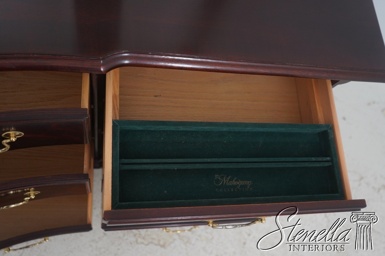 F71791: THOMASVILLE Chippendale Style Mahogany Dresser w. Mirror