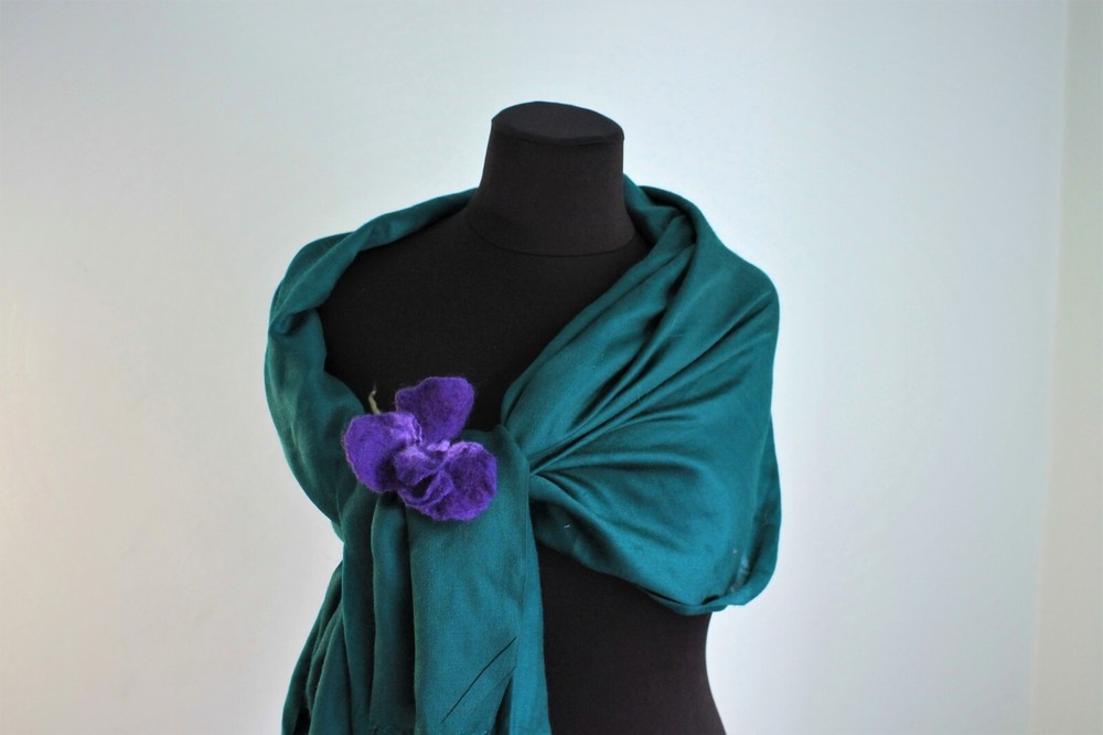 Brooch "Iris flower" (felt wool) / wool / brooch pin / Handmade