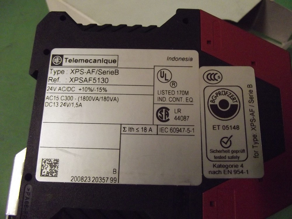 Scheider Electric Preventa - Safety Relay XPSAF5130 Module for emergency stop