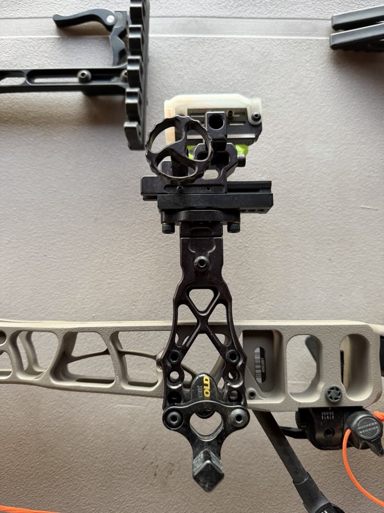 Matthews compound bow phase 4 33 Right Hand