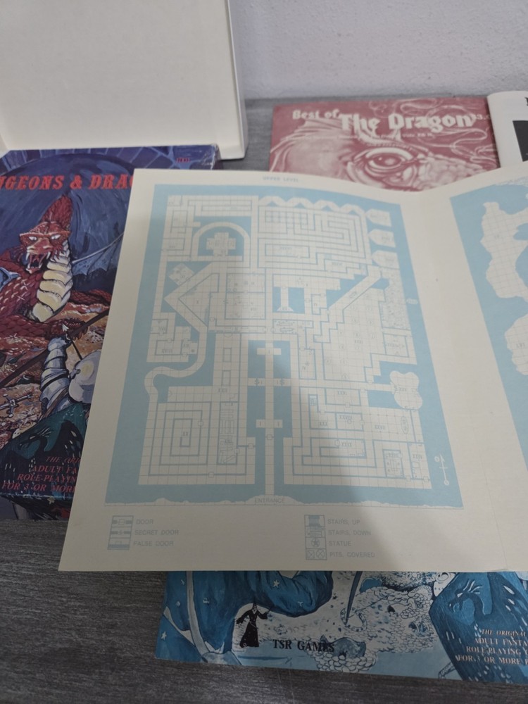 Vintage Dungeons & Dragons TSR Games Dice & Basic Box Set 3rd Edition 1979 Read