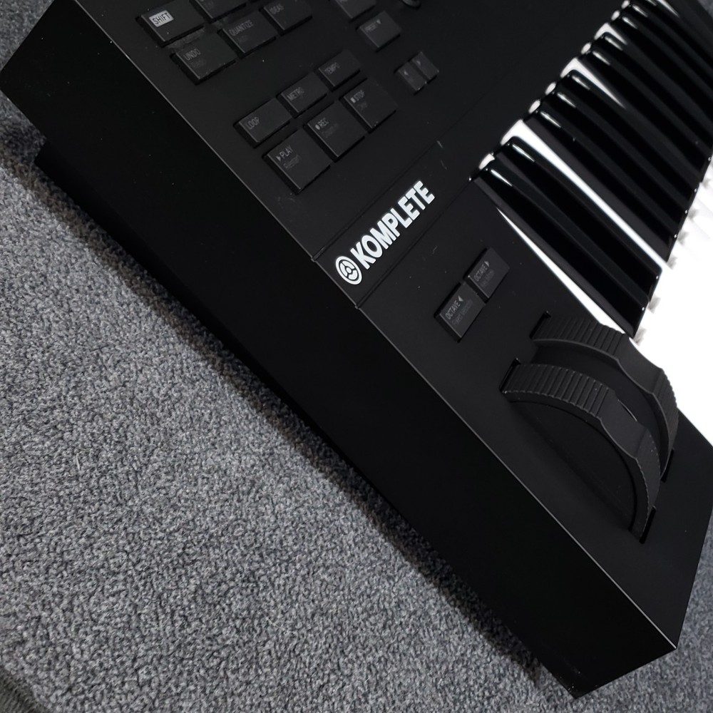 Native Instruments Komplete Kontrol A25 MIDI Keyboard Controller Semi-weighted
