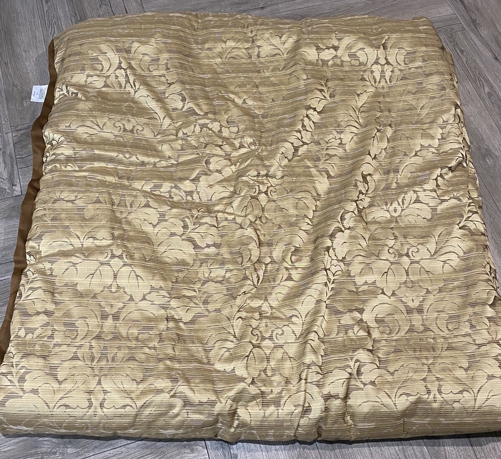 Arrow Queen Comforter Pristine Condition