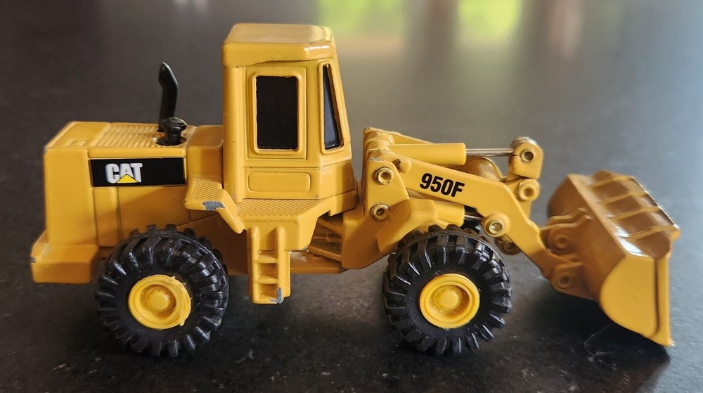 ERTL Catepillar Model 950F Diecast Wheel Loader No Box As Pictured