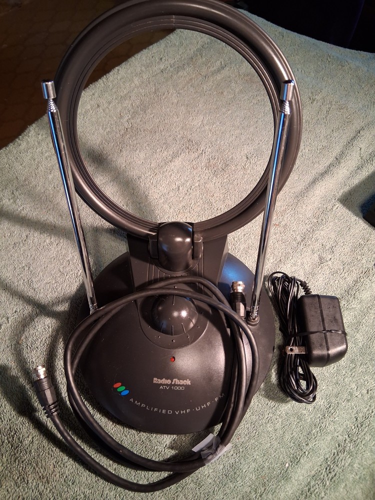 DIGITAL CONVERTER BOX & ASSORTED TV ACCESSORIES / BUNDLE