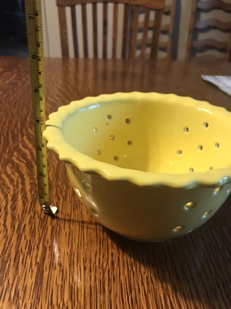 CHANTAL Stoneware Ceramic 7” Berry Strainer Fruit Veggie Colander Yellow. EUC