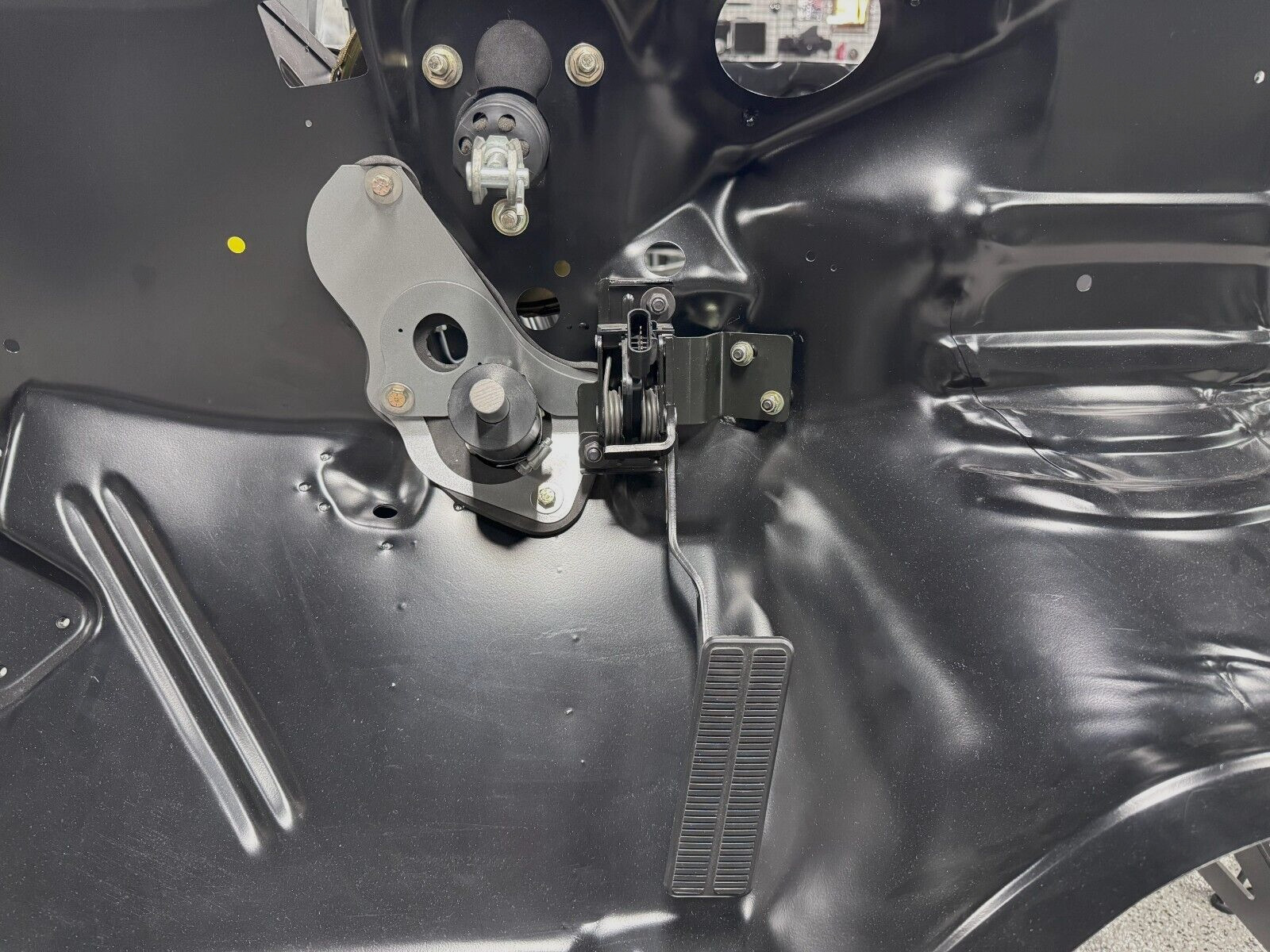 19417903 Universal LS LT Swap GM Style Accelerator Gas Pedal W/ Pedal Sensor