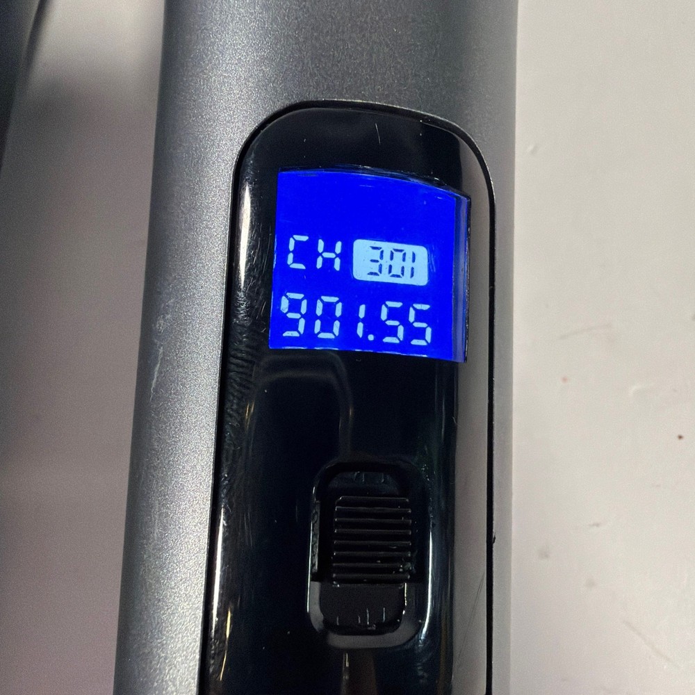 Pair of 900MHz Wireless Handheld Microphones Fixed Frequency 901.55 & 907.55 MHz