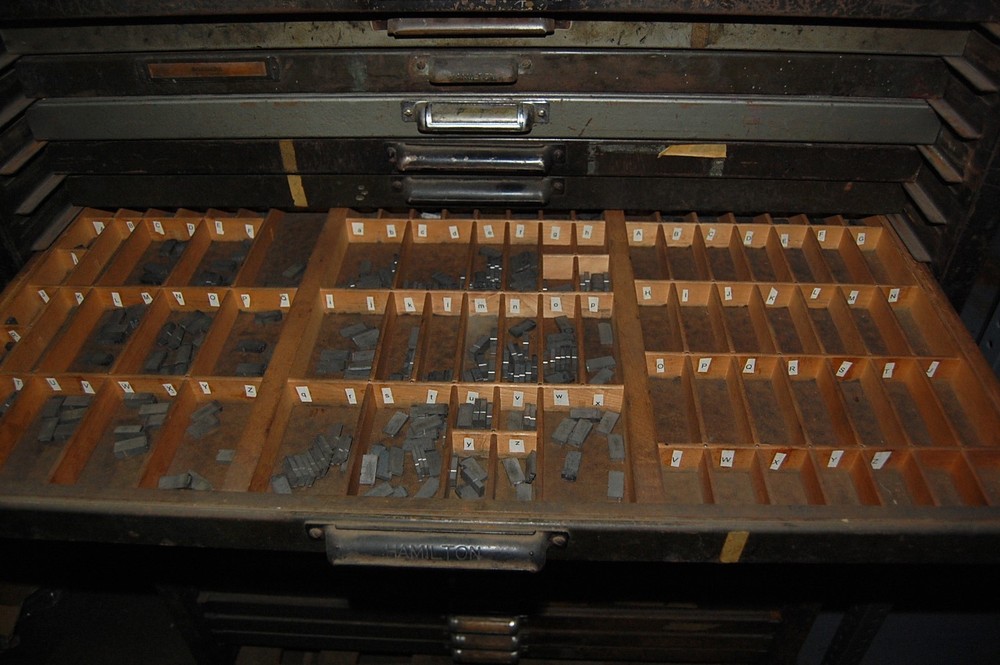 Type cabinet 24 draws bookbinding hot stamping full with type