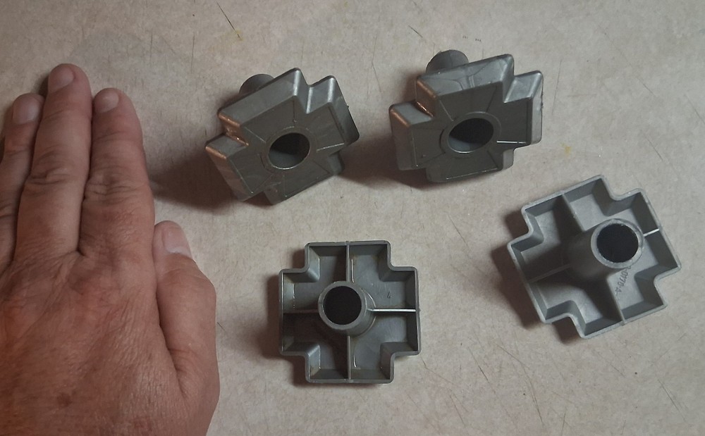 SPACE: 1999 EAGLE TOY 1976, small landing gear ALL 4 !