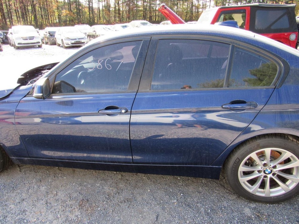 320I 2017 Glove Box 1002079
