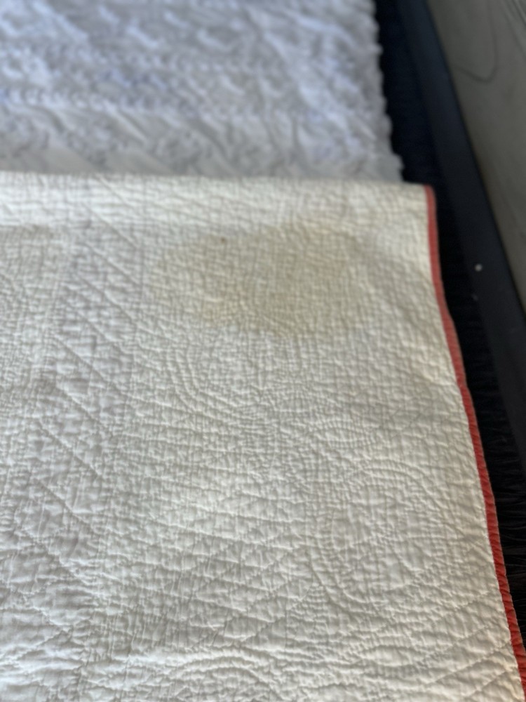 Handmade appliqué quilt with red rose pattern