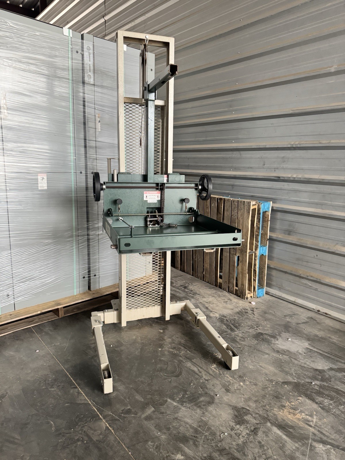 BEECH 1000 lbs Lift Truck GW-2006 For 15kv Gear