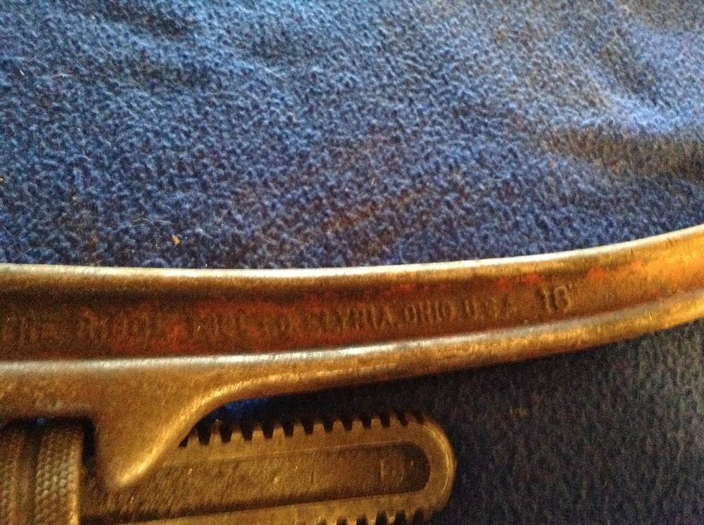 Rigid heavy duty pipe wrench