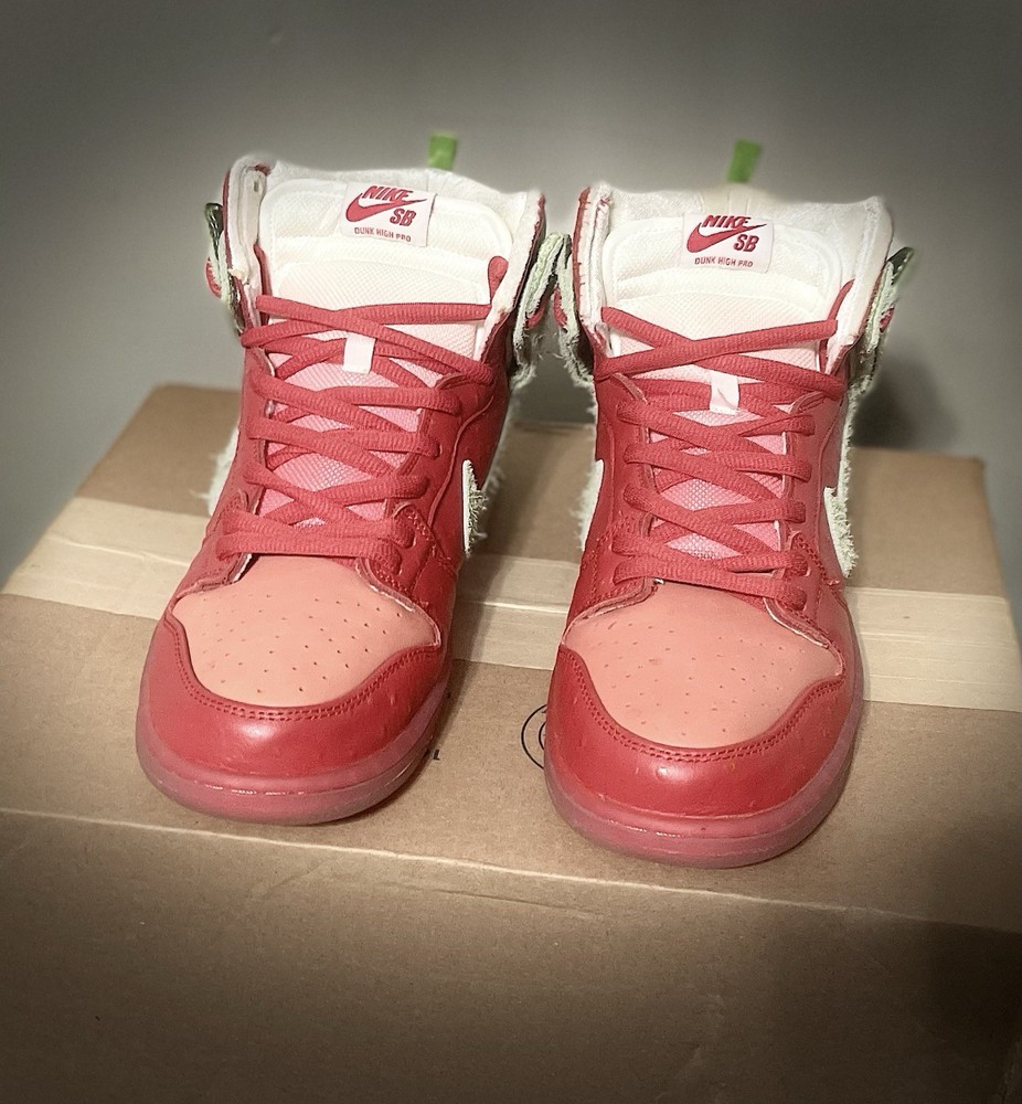 Nike SB Dunk High Strawberry Cough