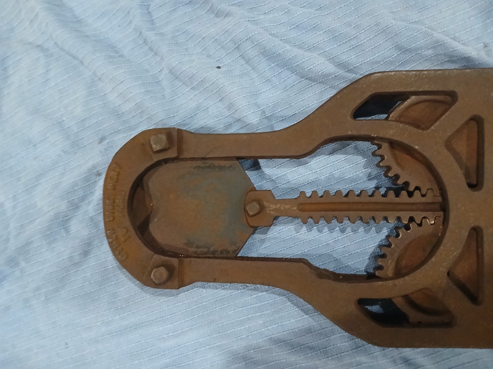 Vintage Cast Iron Bull Cattle Dehorning Horn Cutter