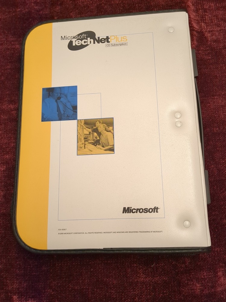 Microsoft Technet Plus DVD/CD BINDER w/Sleeves NO DISCS, NO SOFTWARE