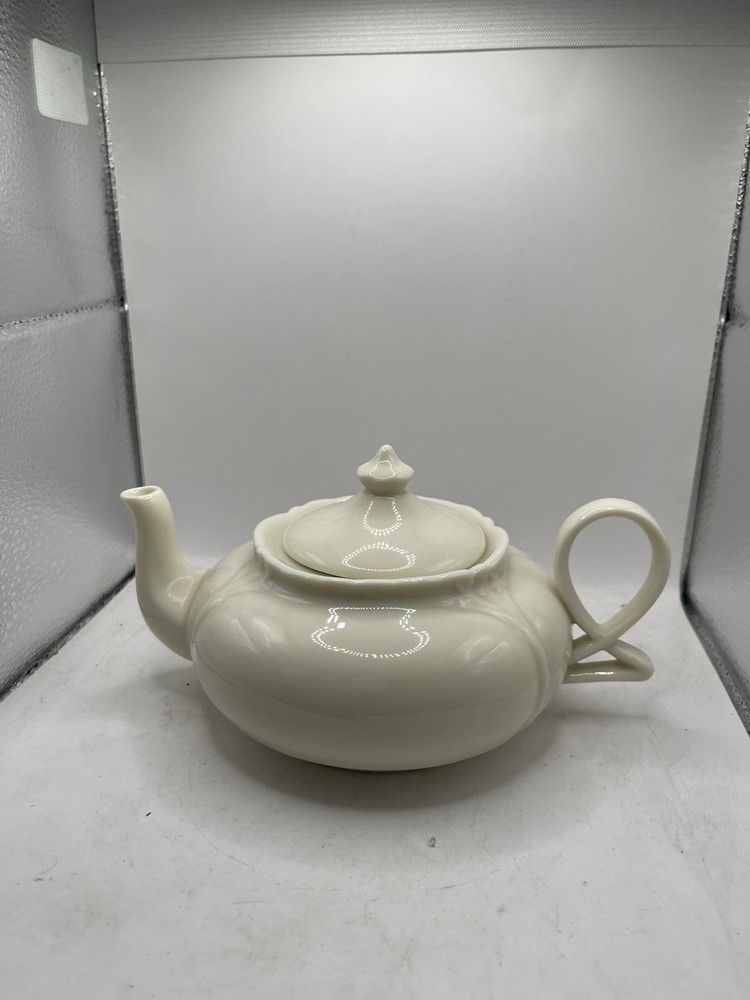 Vintage Ivory Ceramic Teapot with Unique Loop Handle – Elegant Leaf Pattern