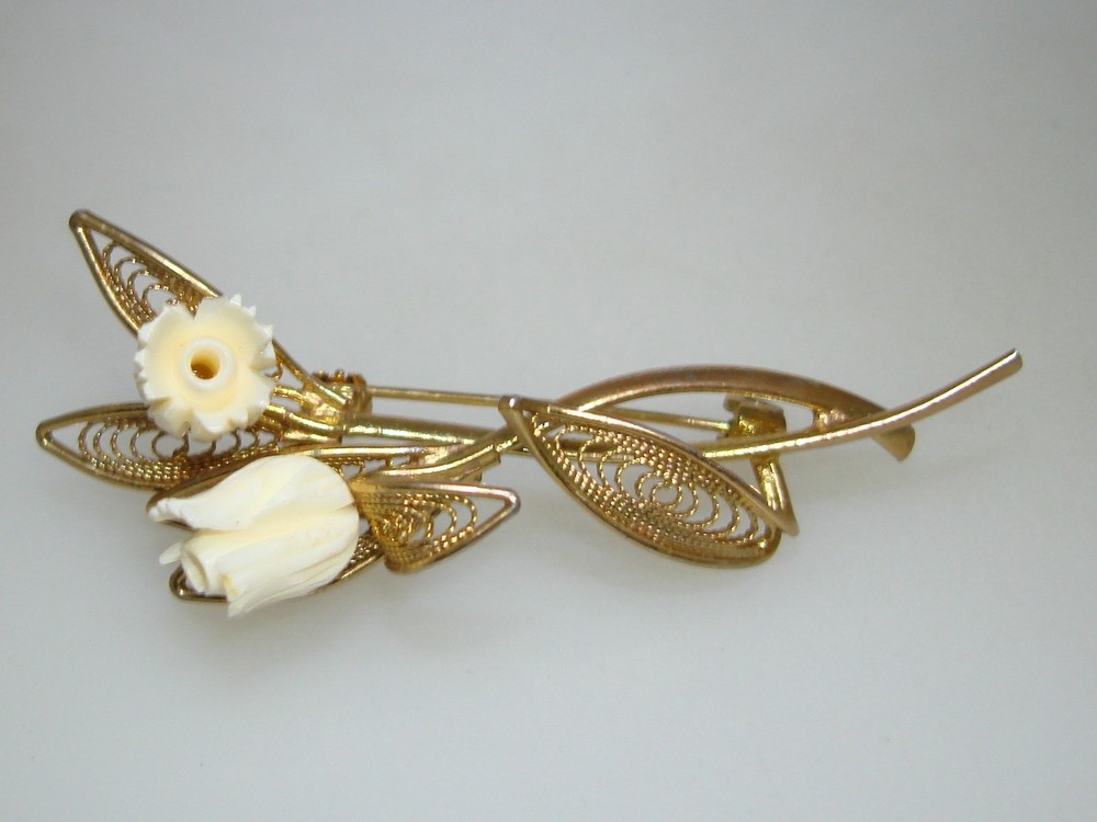 VINTAGE SPUN GOLD TONE W/CARVED ROSES FLOWERS PIN!