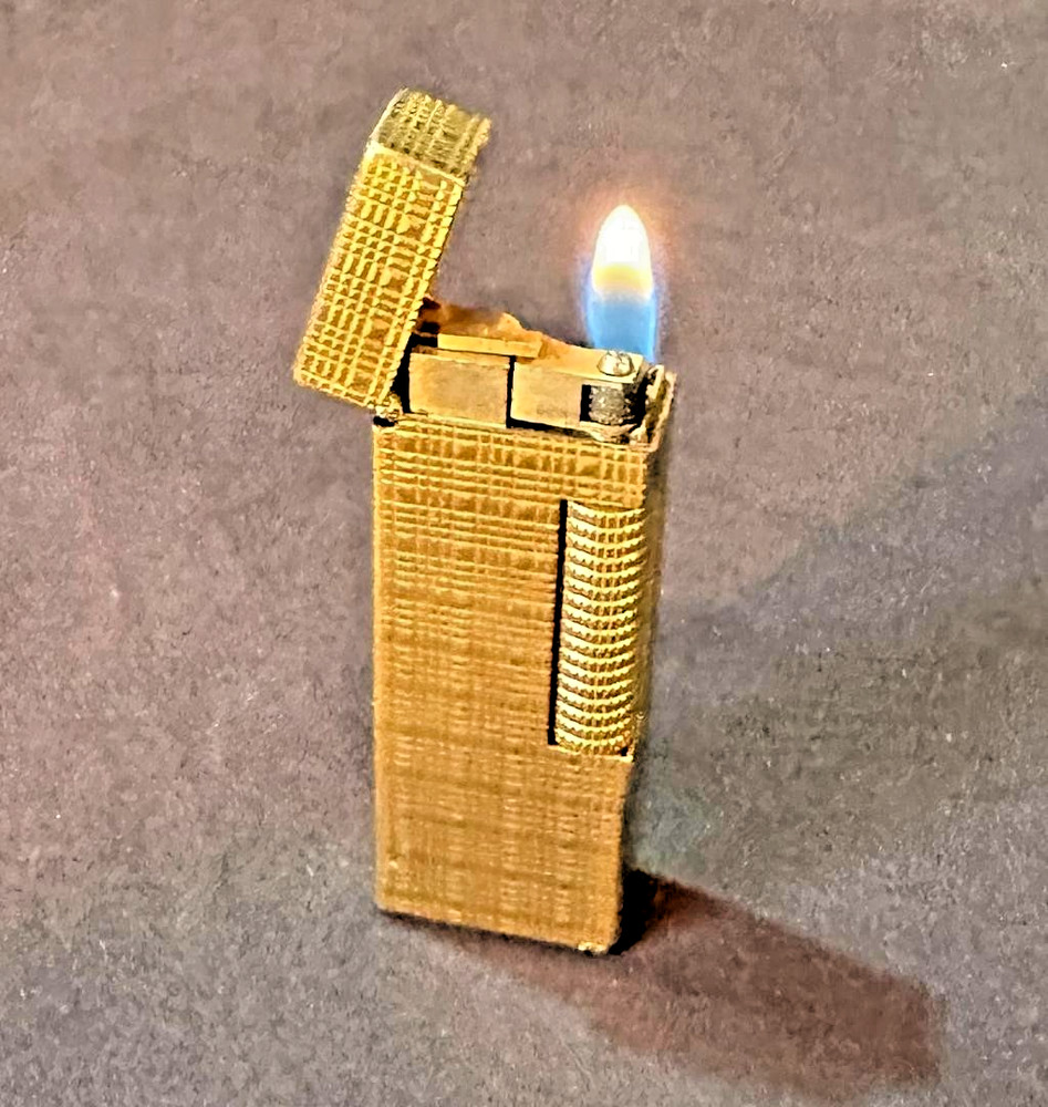 AUTHENTIC Dunhill Gold Gas Lighter Roller Type Engraved Pattern Working Japan