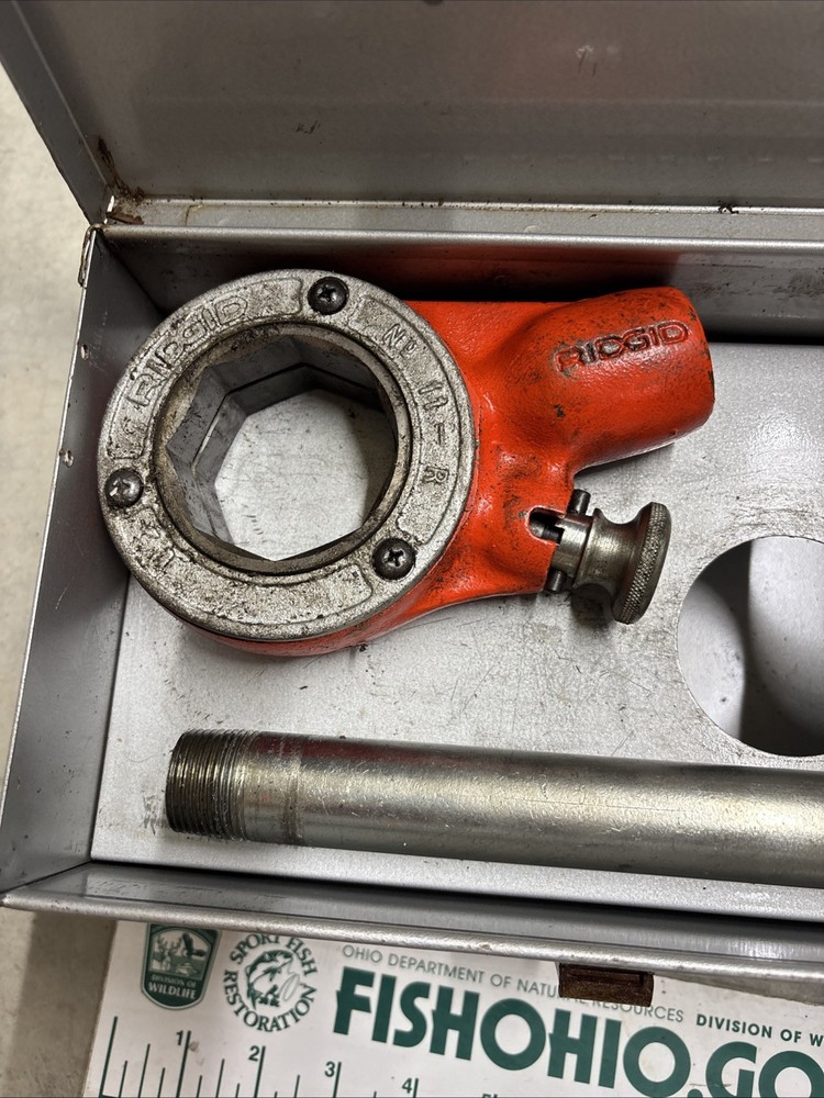 RIDGID 11R RACHETING PIPE THREADERS (4) AND HANDLE / CASE