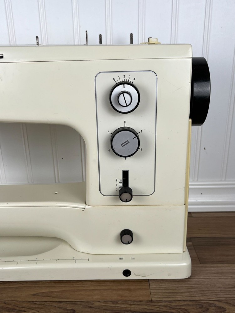 BERNINA 830 Record Electronic Sewing Machine With Pedal