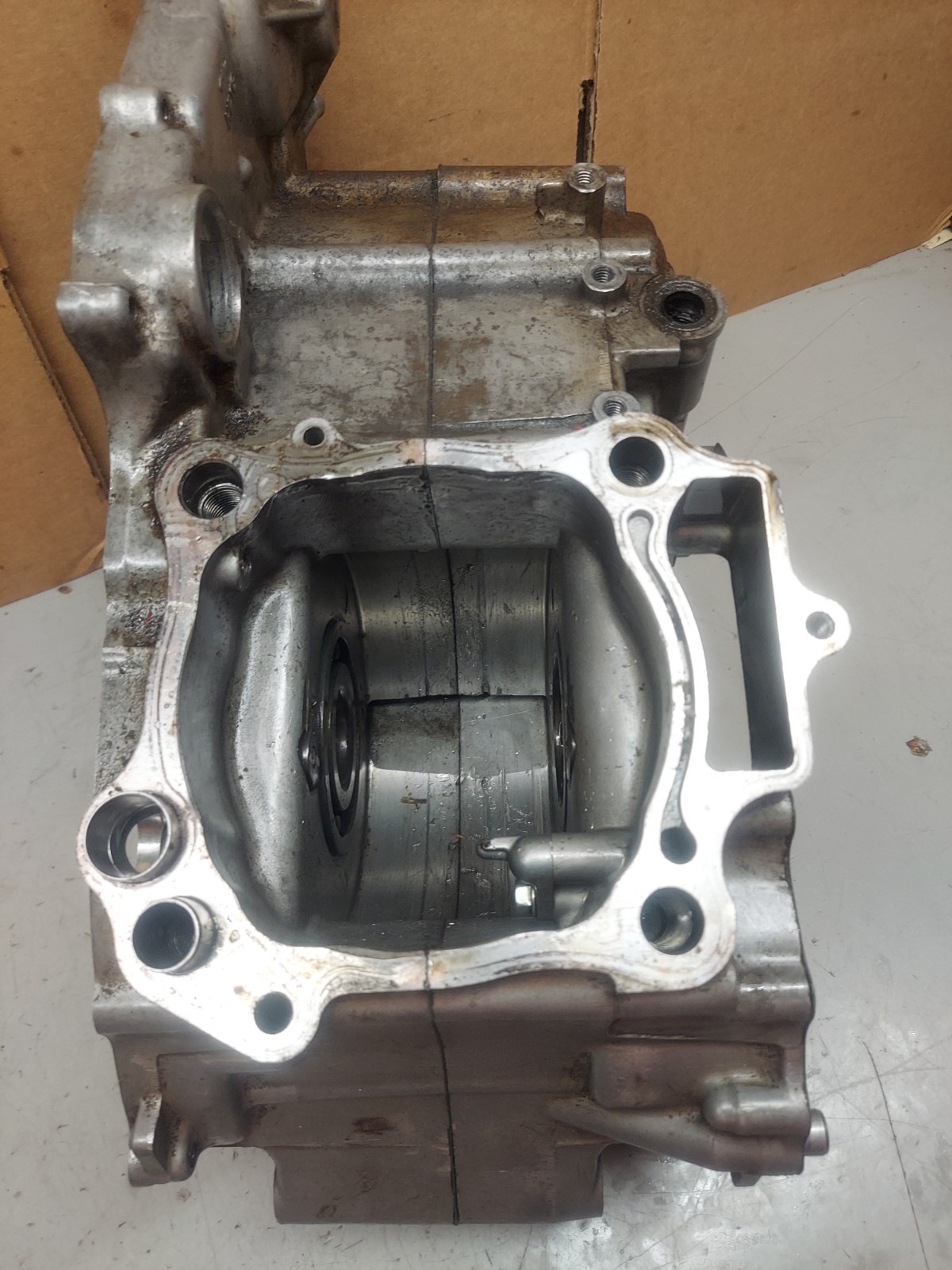 06-14 Honda trx450r crankcase left right inner case bottom end *READ ALL*
