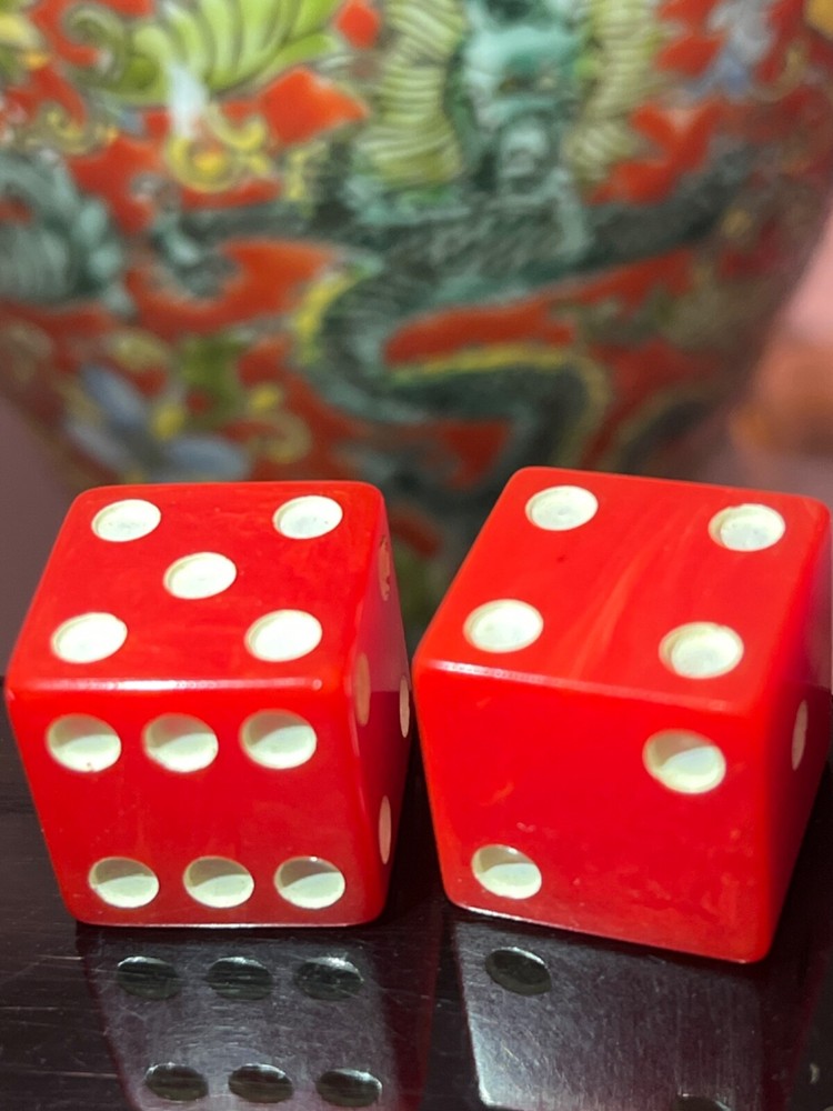 Old marbled red bakelite 5/8" backgammon dice 100224@
