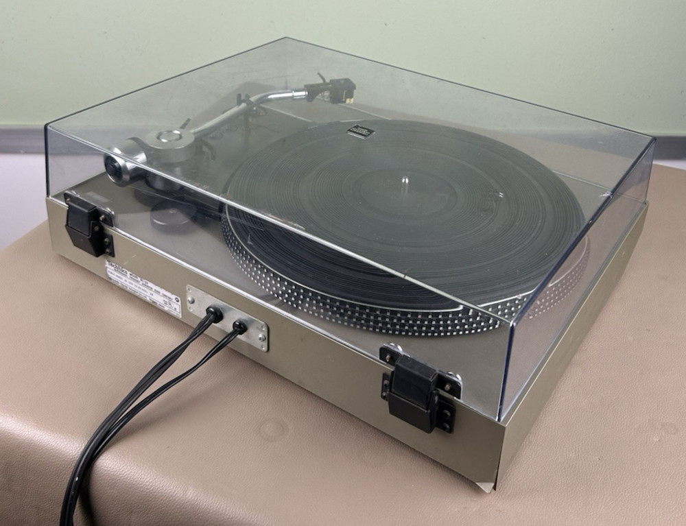 TECHNICS SL-23 TURNTABLE