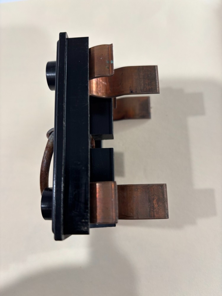 GENERAL SWITCH CORP 60 AMP FUSE PULL OUT HORIZONTAL SLOT