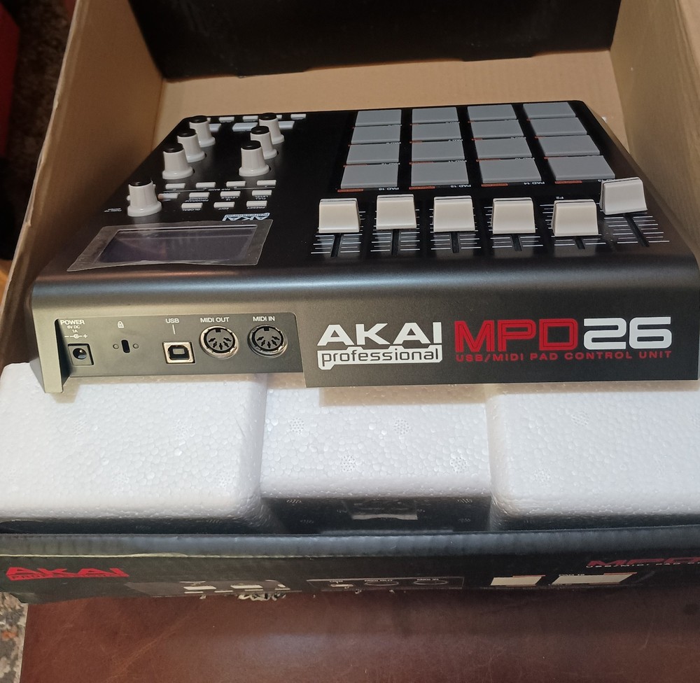 AKAI MPD26 Pad MIDI Controller with Assignable Sliders