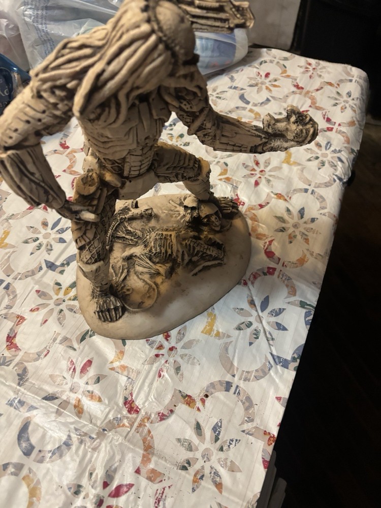 Alien Vs. Predator: Alien Defeated By Predator Statue