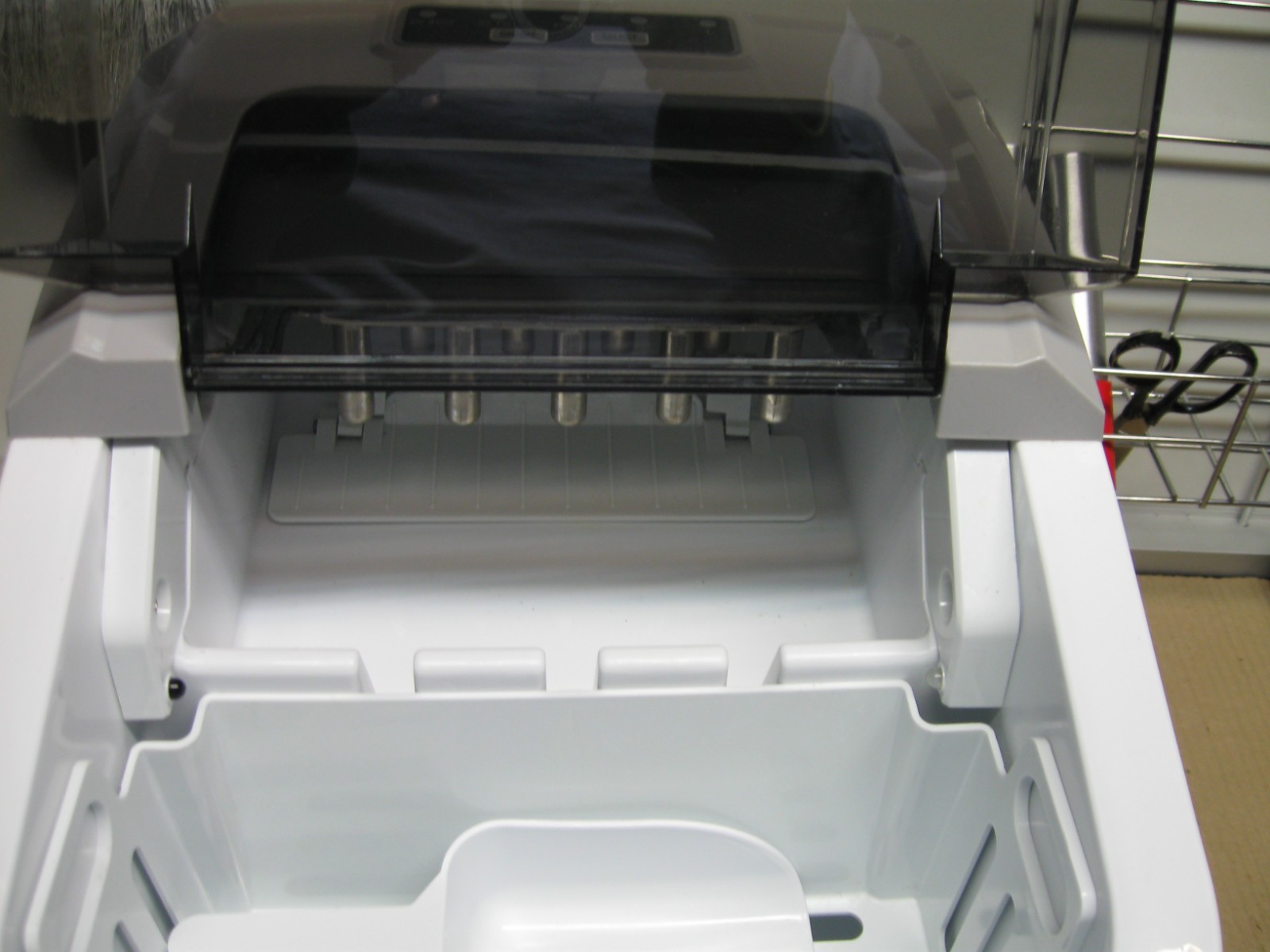 Portable Ice Maker, Frigidaire, Countertop/Picnic Table/Camping, Used Once