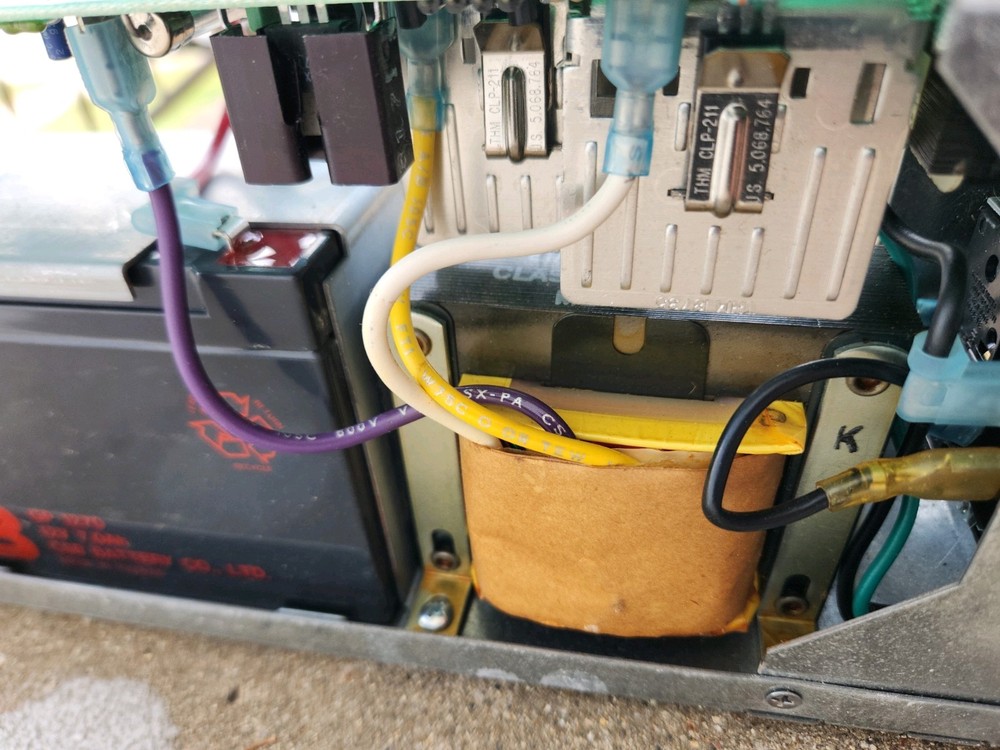 APC BACK UPS 400 2 Outlets Uninterruptible Power Supply, Bad Battery, WORKING