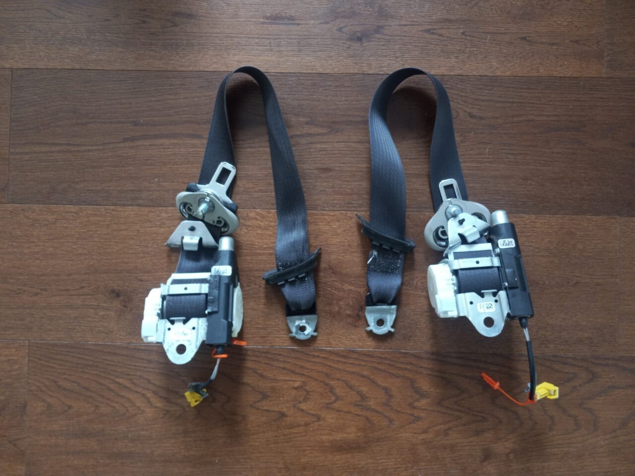 10- 13 Chevy Silverado GMC Sierra 1500 Front Left + Right Seatbelts CREW Cab OEM