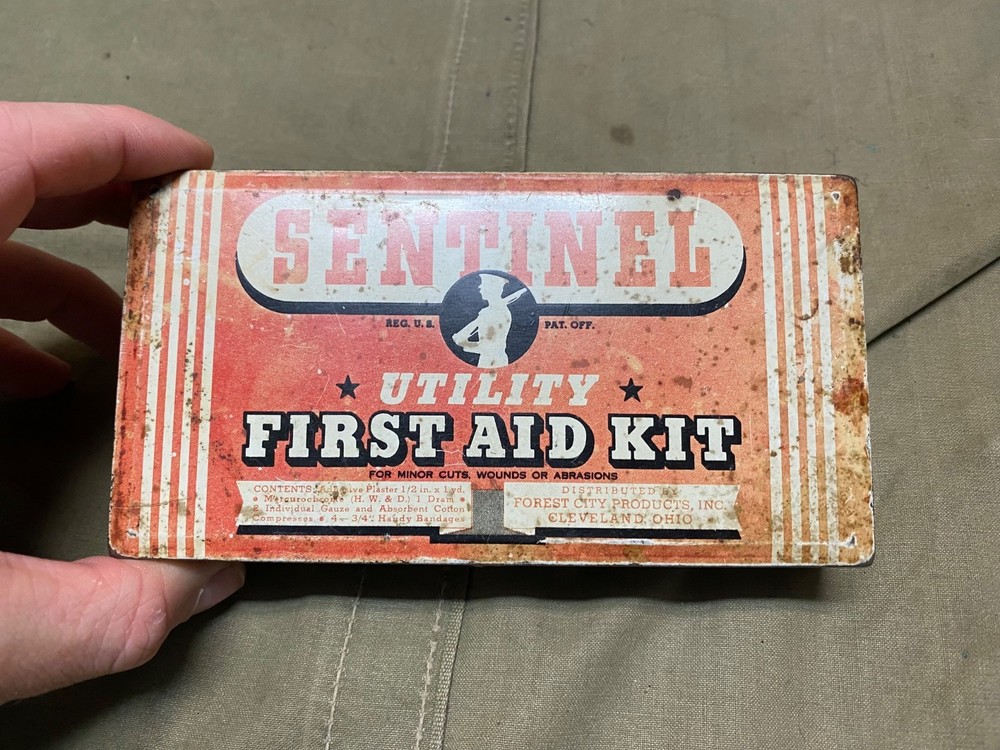 ORIGINAL WWII ERA US SENTINEL FIRST AID KIT CARRY TIN