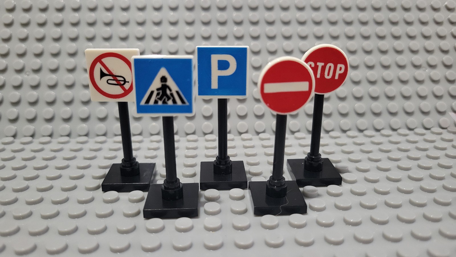 Road Accessories - Road Signs and Road Lamp Posts / Lights for Minifigure